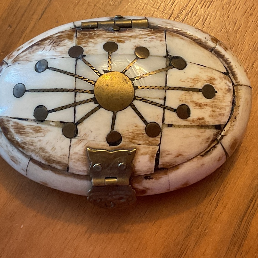 Vintage Camel Bone and Brass Inlay trinket box - Picture 2 of 6